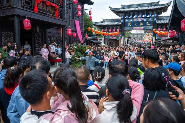 國(guó)慶黃金周景區(qū)人海再現(xiàn)，智慧管理助力有序游覽